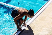 Плавець вилазить з басейну — стокове фото