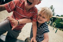 Мальчики играют на открытом воздухе — стоковое фото