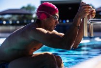 Schwimmer hängt an Poolleiter — Stockfoto