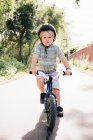 Joven niño montar en bicicleta - foto de stock