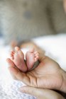 Padre tenendo i piedi dei neonati — Foto stock