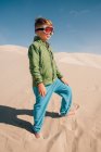 Хлопчик на піщаних дюнах — стокове фото