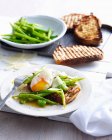 Uovo con pane tostato e fagioli — Foto stock