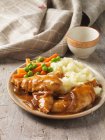 Teller mit Hühnchen, Soße und Gemüse — Stockfoto