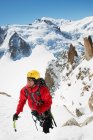 Lächelnder Mann klettert auf Berg — Stockfoto