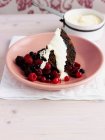 Schokoladenkuchen mit Beeren und Sahne — Stockfoto