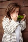 Retrato de niña comiendo sandía - foto de stock