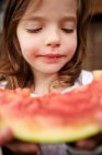 Portrait de fille mangeant pastèque — Photo de stock