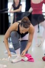 Балетна танцівниця зав'язування взуття — стокове фото