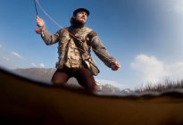 Homme pêche dans le lac — Photo de stock