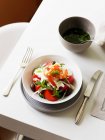 Salada horiatiki com camarões — Fotografia de Stock