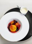 Чаша из тушеных фруктов и соуса — стоковое фото