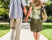 Couple holding hands in park — Stock Photo