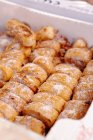 Baklava dulce en caja blanca - foto de stock