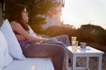 Пара, сидящая на диване в саду — стоковое фото