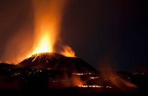Fimmvorduhals em erupção à noite — Fotografia de Stock