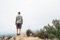 Человек на вершине горы — стоковое фото