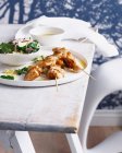 Тарелка рыбных шашлыков с салатом — стоковое фото