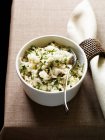 Миска з рисового та рибного салату — стокове фото