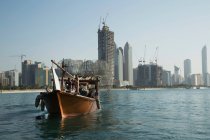 Barco e horizonte de Abu Dhabi — Fotografia de Stock