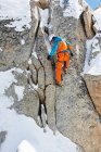 Uomo arrampicata su roccia — Foto stock
