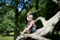 Мальчик в пиратском костюме на стволе дерева — стоковое фото