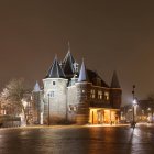 Vista de noche de De Waag en Amsterdam - foto de stock