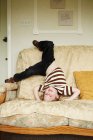 Menino jogando no sofá da sala de estar — Fotografia de Stock