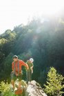 Zwei Bergsteiger stehen auf Felsen — Stockfoto