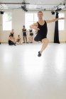 Dançarina de balé praticando em estúdio — Fotografia de Stock