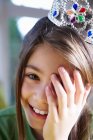 Девушка в короне, улыбающаяся — стоковое фото
