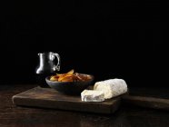 Oignons fromage et vin à bord — Photo de stock