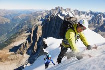 Mezza coppia di adulti alpinisti — Foto stock