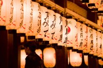 Японські ліхтарики на спалений Джіндже храм — стокове фото