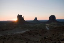 Puesta de sol sobre Monument Valley - foto de stock