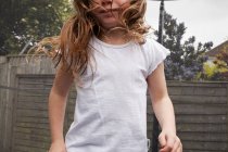 Дівчина в білій сорочці на відкритому повітрі — стокове фото