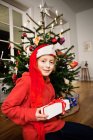 Sorrindo menino segurando presente de Natal — Fotografia de Stock