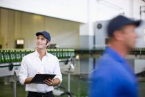 Worker writing on clipboard — Stock Photo