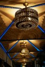 Lámparas de araña adornadas que cuelgan del techo - foto de stock
