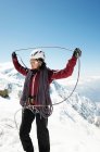 Femme tenant une corde d'escalade — Photo de stock