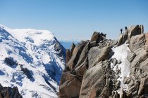 Blick auf Bergsteiger am Gipfel — Stockfoto
