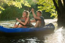 Kayak en couple dans le ruisseau — Photo de stock