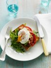 Смажене яйце з помідорами та салатом на тості — стокове фото