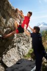 Uomo arrampicata su roccia — Foto stock