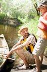 Father and son parking canoe — Stock Photo
