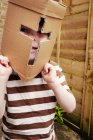 Хлопчик у картонному шоломі — стокове фото