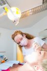 Dentista trabajando en los dientes de los pacientes - foto de stock