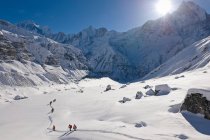 Hikers in snowy mountain landscape — Stock Photo