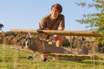 Мужчина играет с игрушечным самолетом в парке — стоковое фото