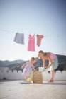 Mutter und Tochter hängen Wäsche auf — Stockfoto